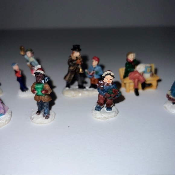 Cobblestone Corners 2002 Boat Dock + Christmas Village Figurines unbranded 27pcs - Picture 9 of 11